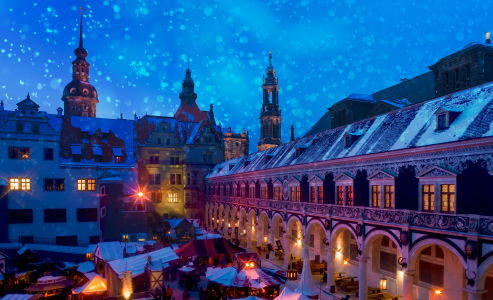Der Mittelalter-Weihnachtsmarkt im Stallhof Dresden am Abend mit zahlreichen Buden und Lichtern.
