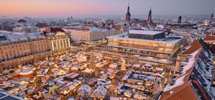 Blick auf den 588. Dresdner Striezelmarkt vom Turm der Kreuzkirche.