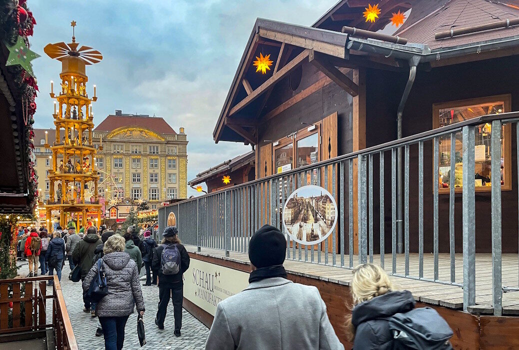 Pavillon der Dresden Information auf dem Striezelmarkt mit Blick auf die große Stufenpyramide