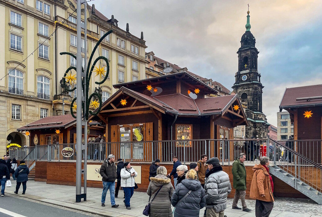 Pavillon der Dresden Information auf dem Striezelmarkt, Kreuzkirche im Hintergrund, Ansicht von der Wilsdruffer Straße aus