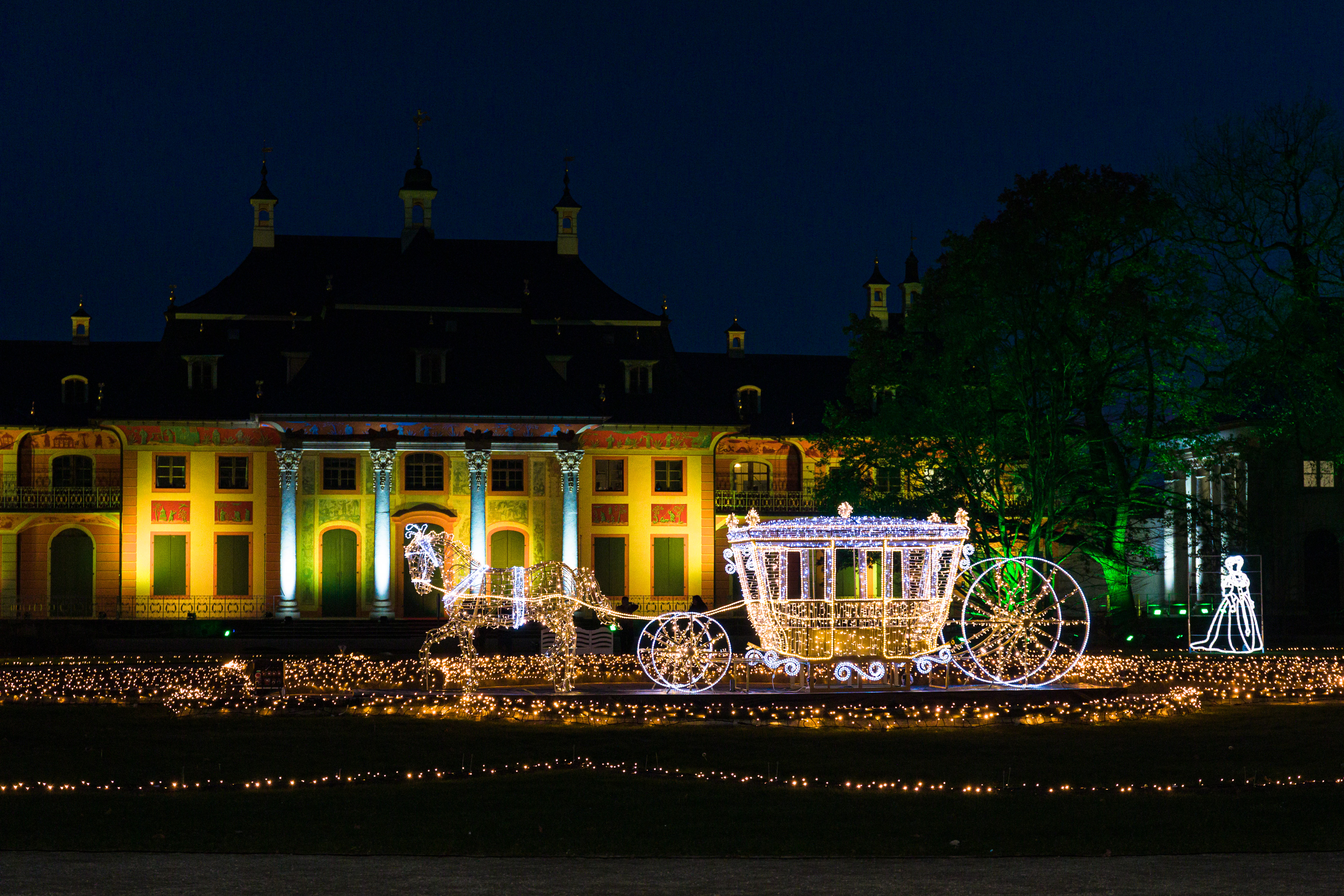 Lichtinstallation "Ankunft Graefin Cosel" im Christmas Garden Dresden