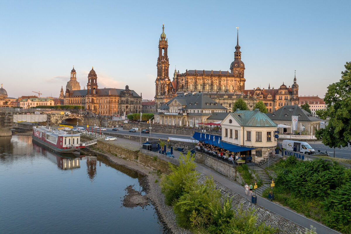 Die Silhouette Dresdens wird zart von der Abendsonne angestrahlt.
