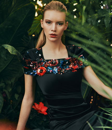 Schwarzes Kleid mit roten Blumen