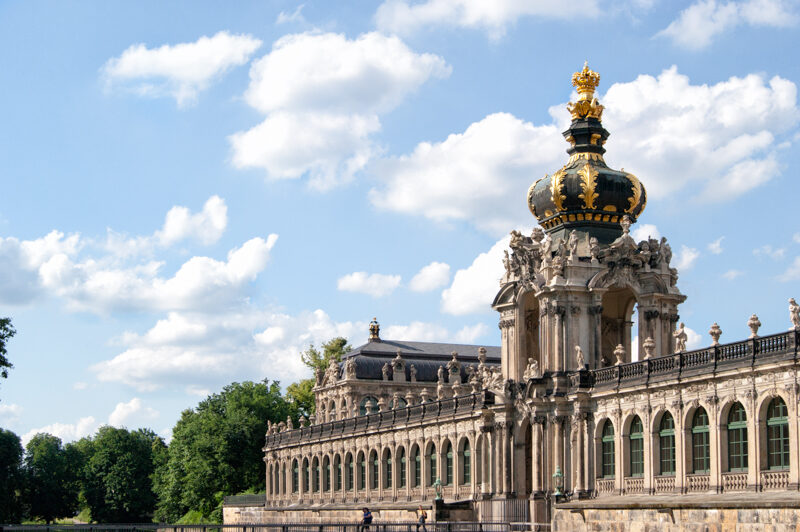 Zwinger Dresden an einem sonnigen Tag mit vereinzelten Wolken am Himmel