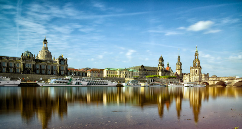 Blick auf die berühmte Stadtkulisse von Dresden mit Elbe und Dampfschiffen bei strahlend blauem Himmel